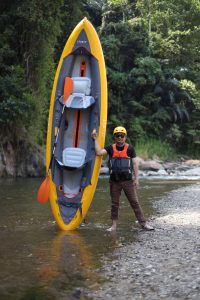 Kadis Pariwisata Provinsi Sulawesi Tenggara menjajal atraksi rafting di Desa Tinukari, Kabupaten Kolaka Utara