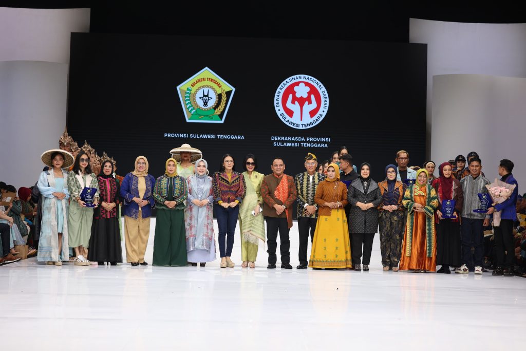 Tenunan Sultra Kembali Berkibar di Indonesia Fashion Week